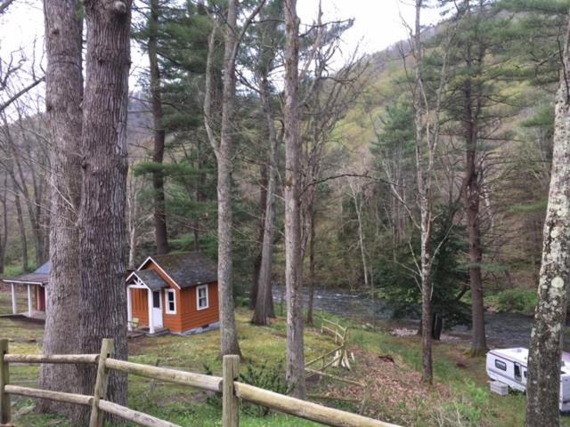 Pine Creek & Campsites Acampamento Gaines